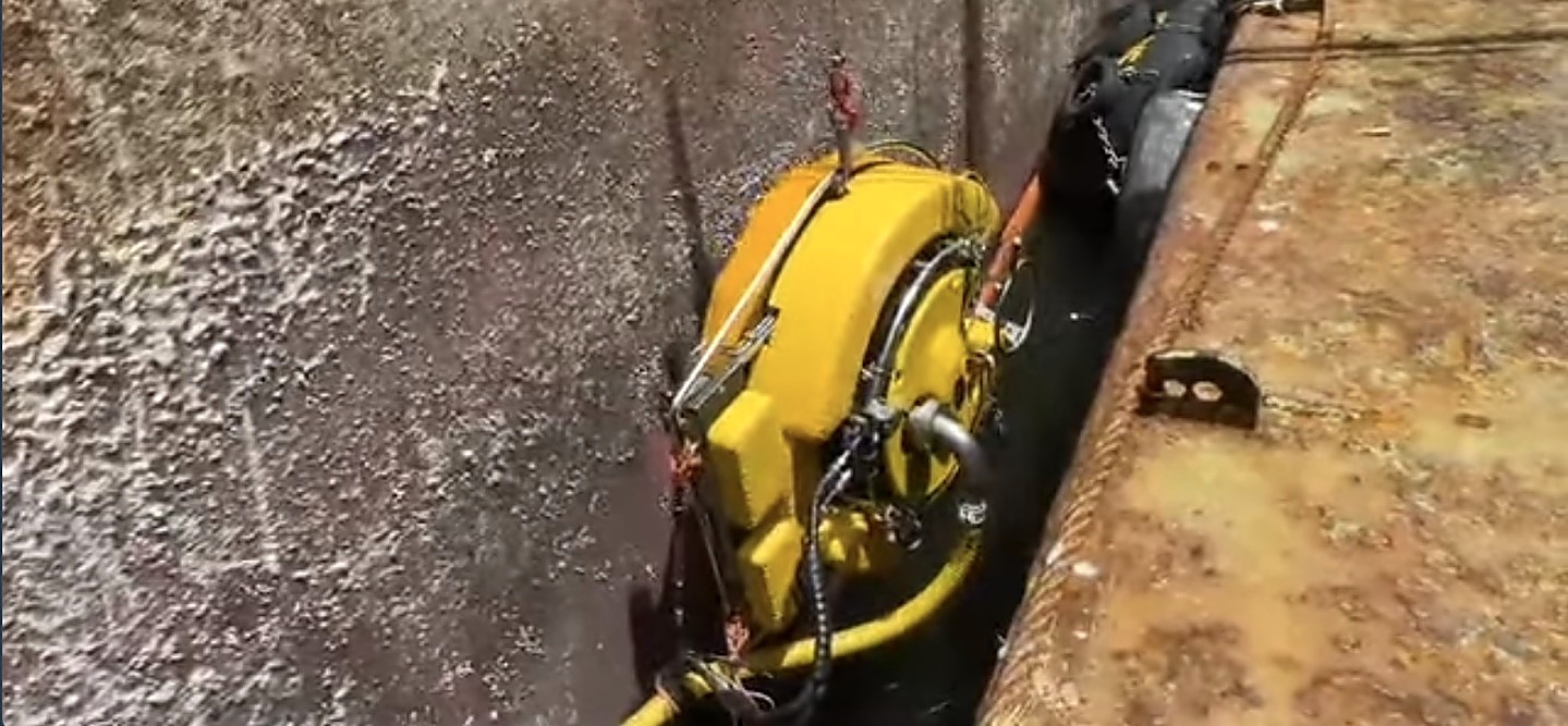 Vacu-Cart cleaning a hull underwater at port
